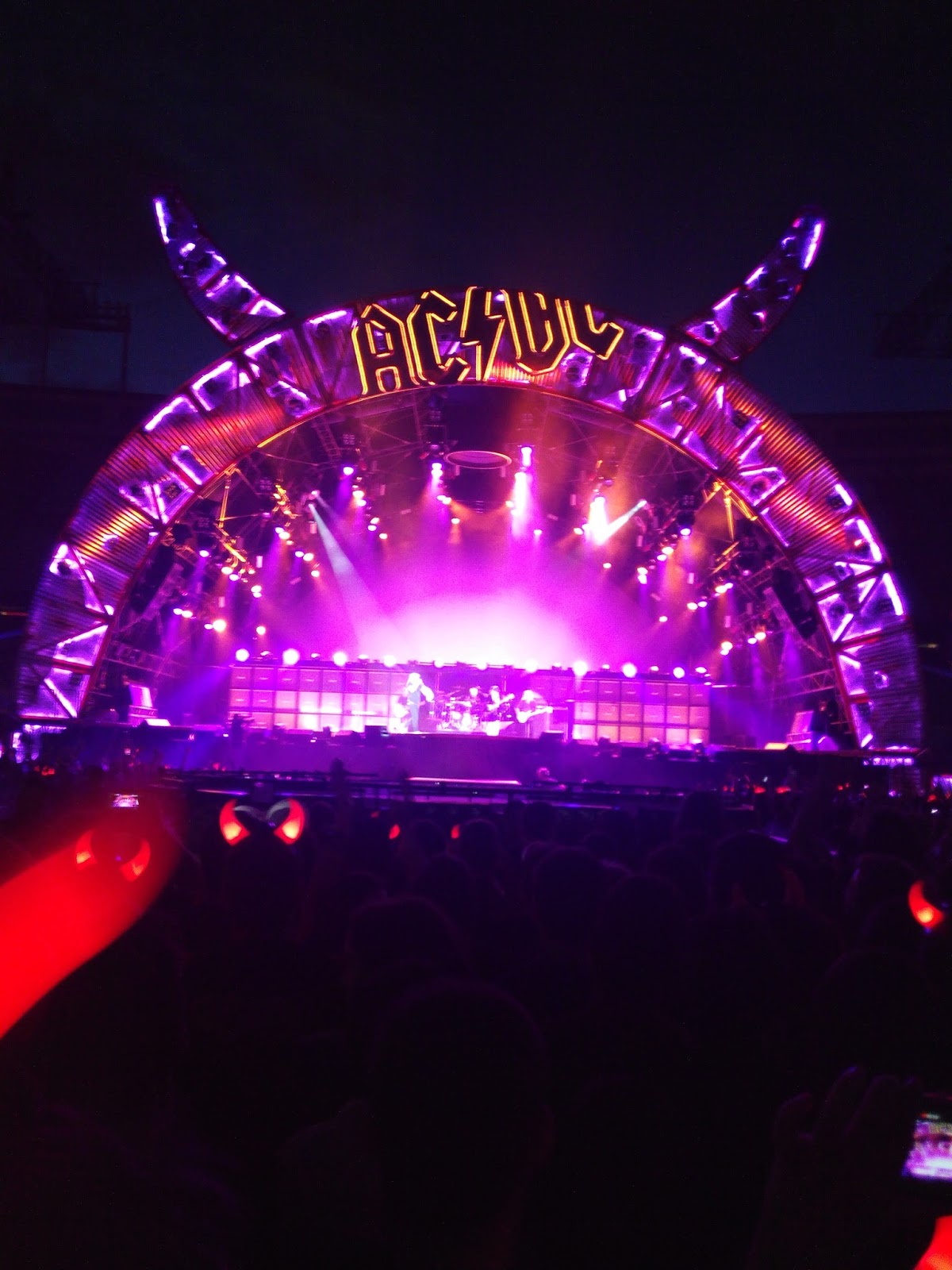 EL SUAVECITO: DESDE FERNAN NUÑEZ A AC/DC EN MADRID