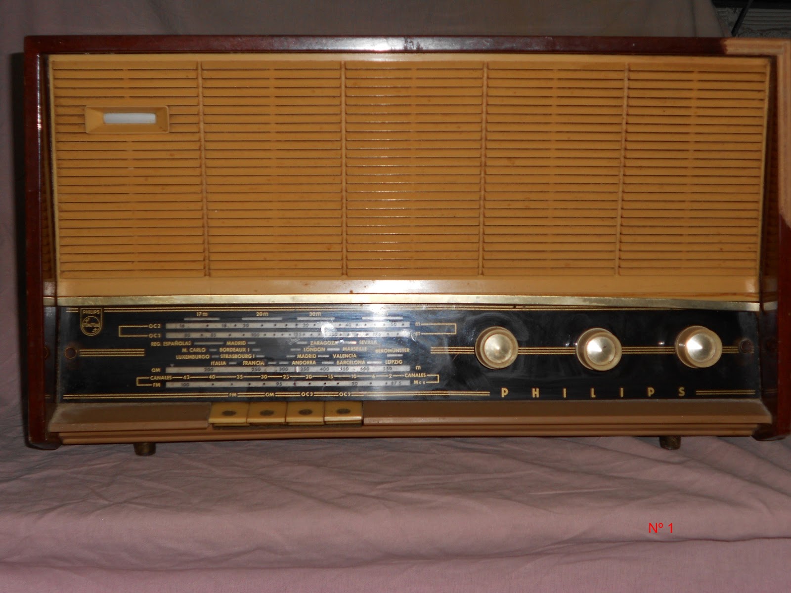 Radios antiguas y otros arreglos Reparación del mueble de una radio.