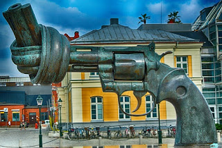 Pistola anudada, obra de Reuterswärd, en Malmö (Suecia)