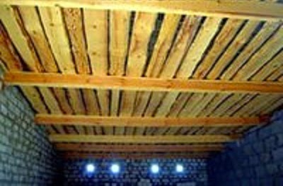 Обрешетка односкатной крыши из необрезного теса Обрешетка односкатной крыши фото