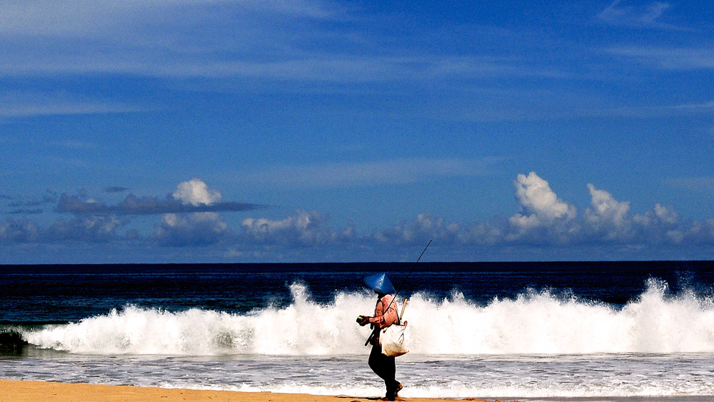 PANTAI UJUNG GENTENG - Wisata Indonesia
