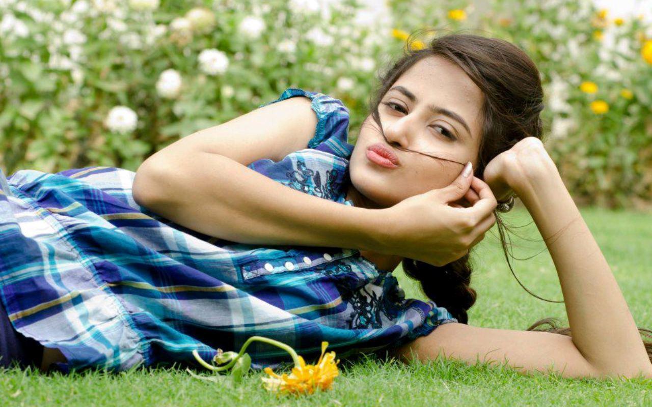 Pakistani Actress And Model Sajal Ali - Cute Girl - Shock Top Girl