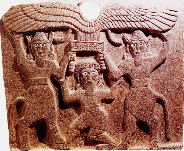 Гильгамеш поддерживает крылатый диск - символ ассирийского бога Ашшура, рельеф, IX век до нашей эры