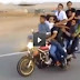 VIDEO: Si te sorprende ver tantas personas en una moto, te vas a caer si miras lo que pasa al levanta la goma delantera