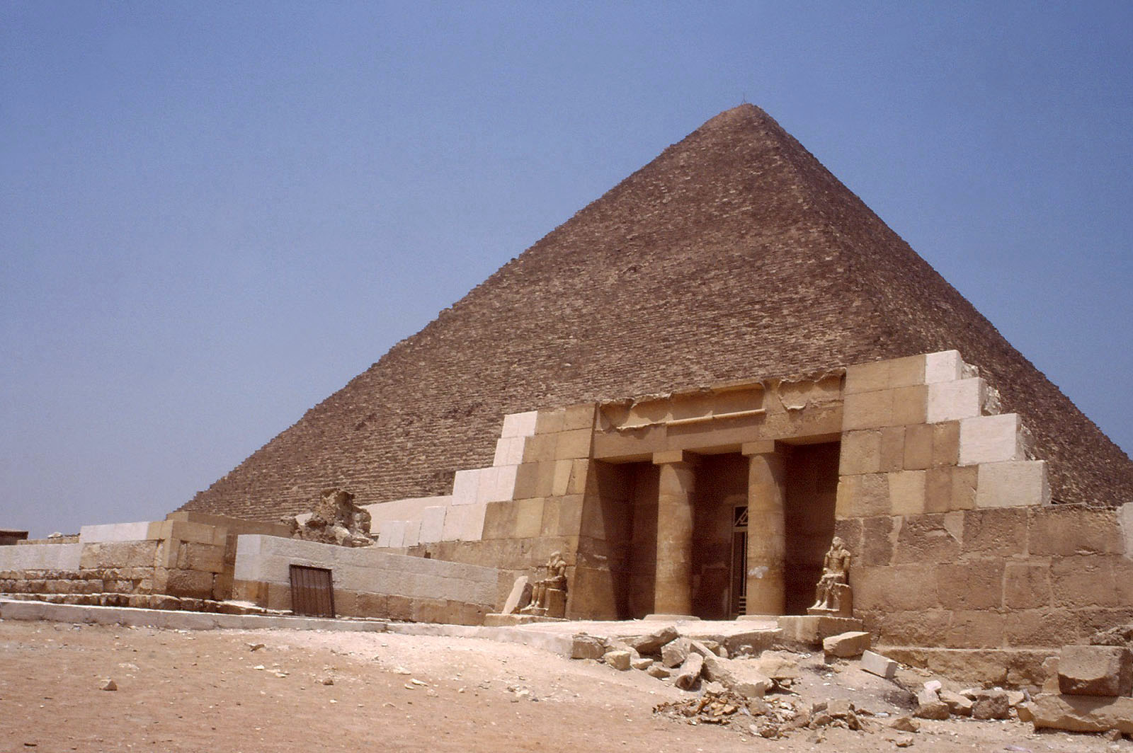 Страж египетской пирамиды. Пирамида Хуфу Египет. Пирамида Хеопса. Пирамида Хеопса (Хуфу). Хеопс это в древнем Египте.