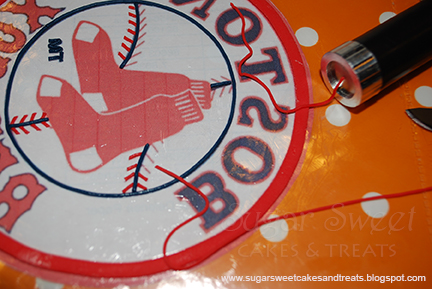 Extruding fondant rope to make Red Sox Logo for cake