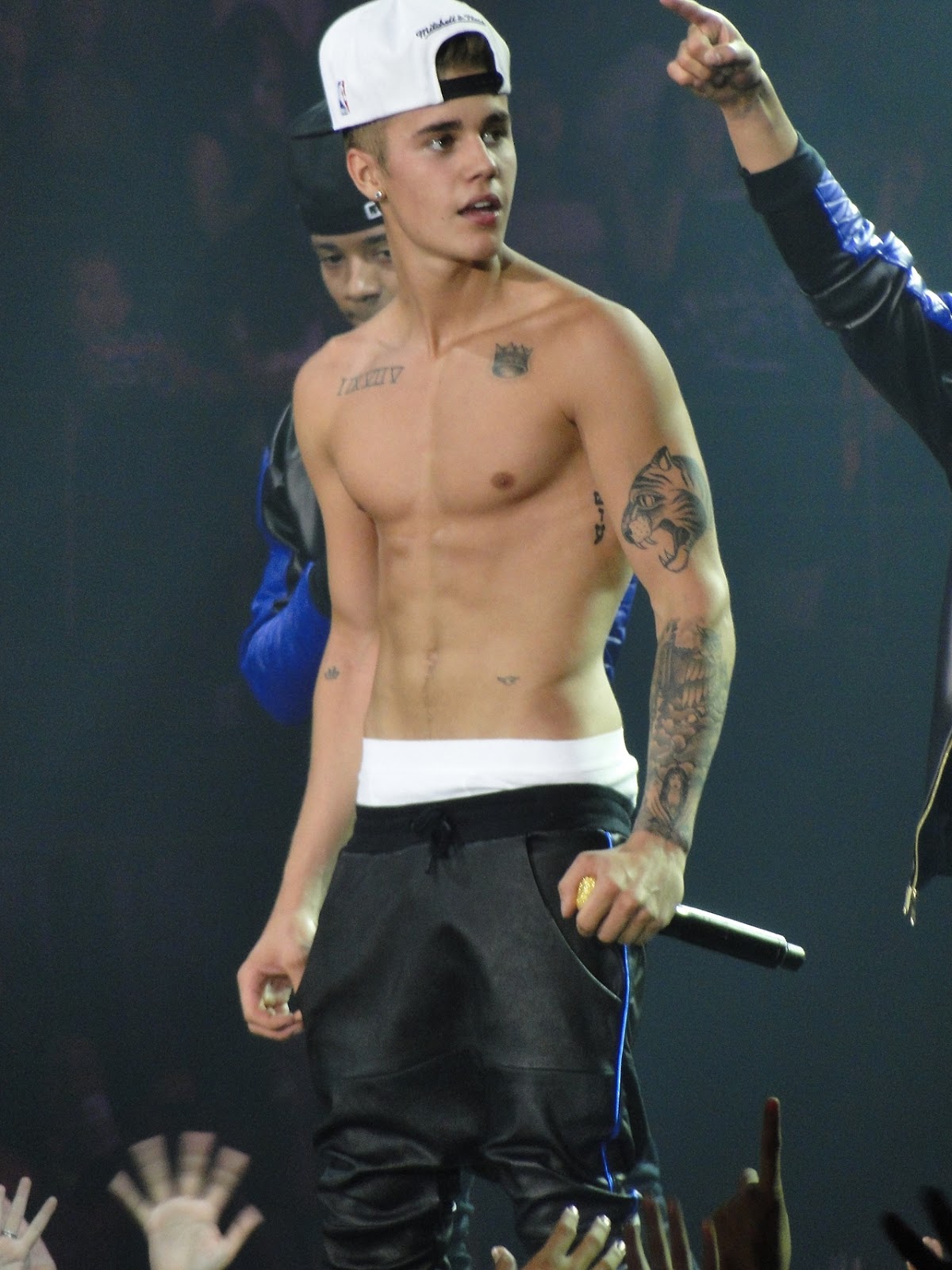 The Stars Come Out To Play: Justin Bieber - New Shirtless Pics Justin Biebe...
