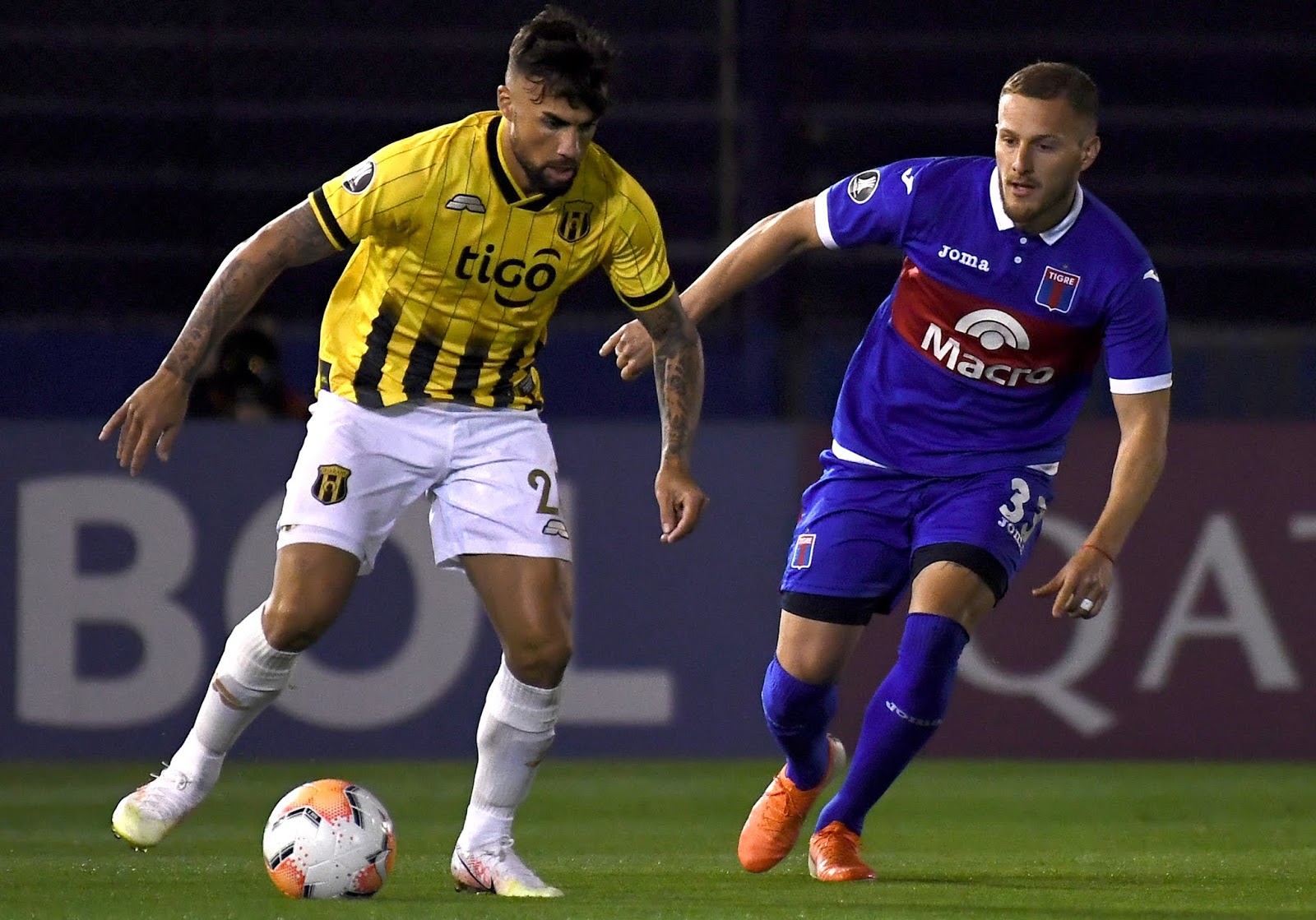 Tigre perdió 3-1 con Guaraní en el José Dellagiovanna, por la quinta fecha del Grupo B de la Copa Libertadores, y quedó eliminado de la competencia, aunque tiene una mínima chance de acceder a la Sudamericana. Jhohan Romaña abrió el marcador para la visita, y luego Pablo Magnín le dio la igualdad al dueño de casa, con su tercera conquista en la misma cantidad de partidos. En el segundo tiempo, José Florentín y Cecilio Domínguez sellaron el resultado final. Guaraní fue superior en el inicio, dominaba desde el juego territorialmente, aunque le costaba generar peligro real. Hasta que, a los 18 minutos, luego de un córner desde la derecha, Romaña se elevó más que ningún otro y conectó de cabeza para poner darles la ventaja a los conducidos por Gustavo Costas. Muy de a poco logró salir del letargo Tigre, que a los 35 logró el empate tras una buena asistencia de Ijiel Protti para Magnín, quien con un zurdazo letal le devolvió la paridad al marcador y ratificó su excelente momento goleador. Los de Gorosito incluso podrían haberse ido al descanso en ventaja, pero Romaña salvó en la línea un envío de Sebastián Prieto. El equipo paraguayo volvió a pegar primero en el segundo período, y nuevamente desde la pelota parada. Florentín cabeceó en el primer palo un tiro de esquina que llegó desde la izquierda y les devolvió la ventaja a los suyos. Por las dudas, a los 41, el recientemente ingresado Domínguez desparramó a Gonzalo Marinelli y a un defensor y definió para sellar el resultado final, que podría haber sido más abultado si Rodney Redes, un minuto después, no hubiera estrellado su remate contra el poste izquierdo. Con este resultado, Palmeiras (13 puntos) y Guaraní (10) ya aseguraron su pasaje a octavos. Bolívar (4) y Tigre (1) definirán en la última fecha cuál ingresa a la Sudamericana. El próximo 21 de octubre, a las 21.30, Tigre visitará a Palmeiras y Bolívar recibirá a Guaraní. Guaraní Tigre Copa Libertadores