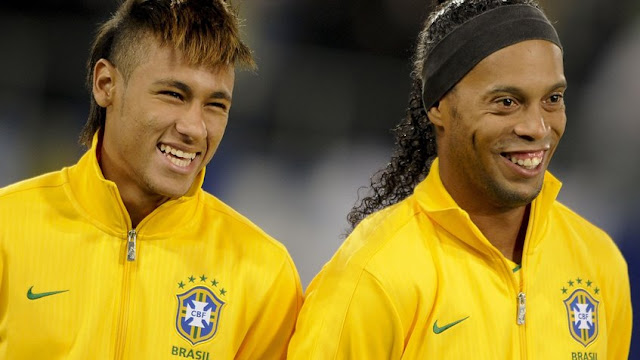  Neymar dedica una reverencia a Ronaldinho por su retiro