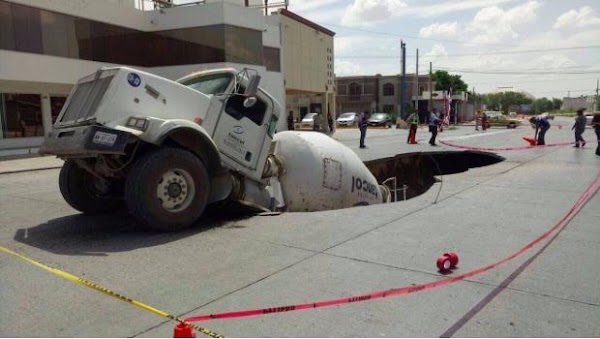  Cae revolvedora de concreto a socavón en Reynosa