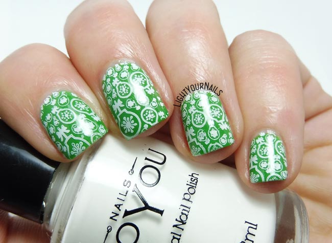 Christmas decorations green and white stamping nail art