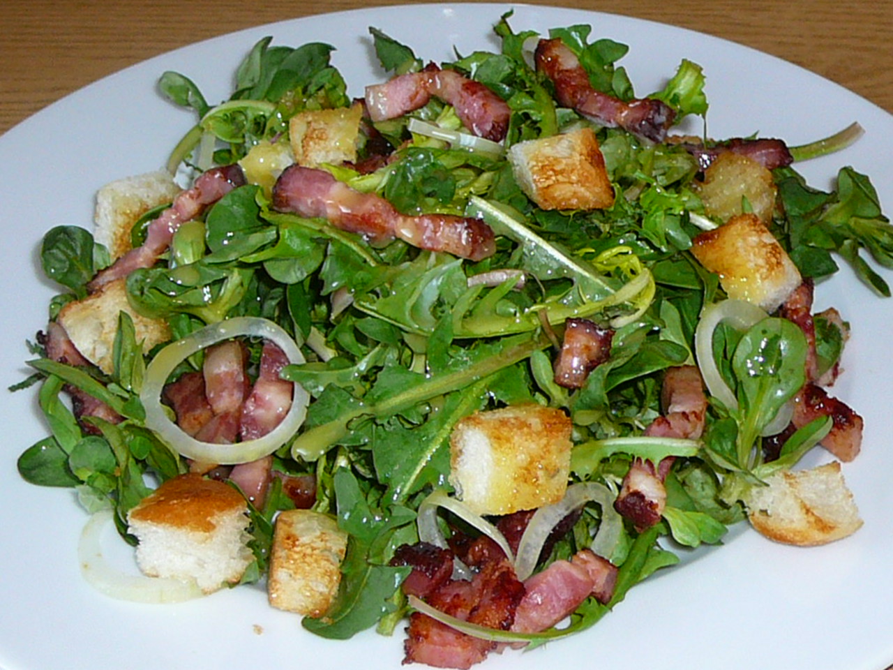 Салат из листьев одуванчика. Салат весенний. Листья салата. Салат с салатными листьями. Французский салат.