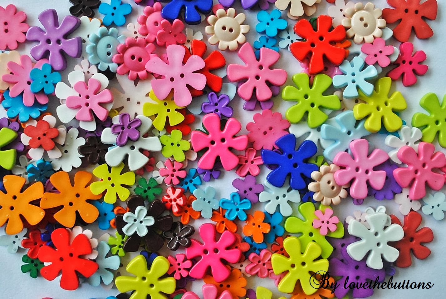 Развивающая игрушка цветок. Поделки из пуговиц. Кнопка цветочек. Цветочек из пуговиц. Цветы из пуговиц.