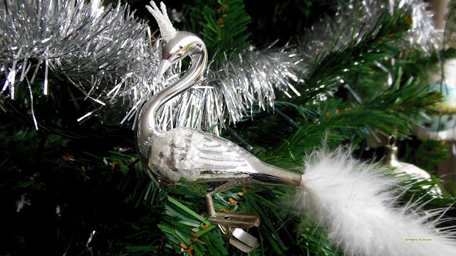 Zwaan in kerstboom Zilveren zwaan in de kerstboom met een kroontje en mooie volle staart.