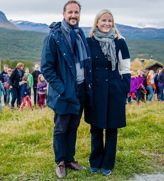 Crown Prince Haakon and Crown Princess Mette-Marit visited the Ullinsvin Culture Center in Vågåç navy blue coat