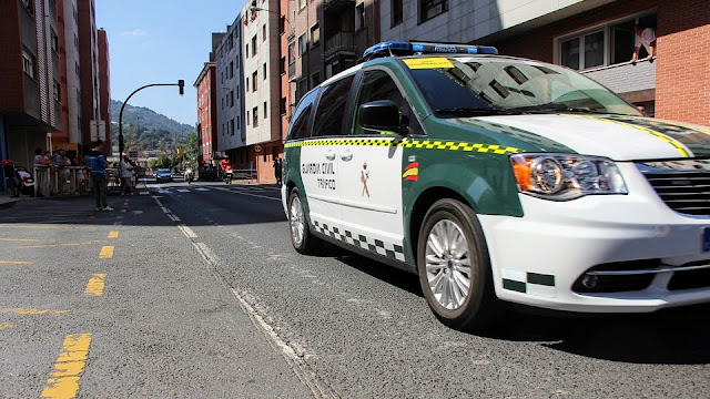 Vehículo de la Guardia Civil durante la Vuelta a España