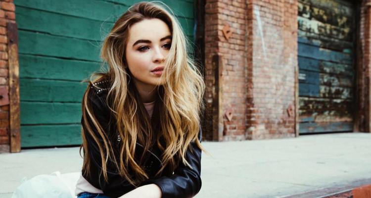 Disney Club: Sabrina Carpenter Performa Novo Single "Alien" Ao Vivo No
