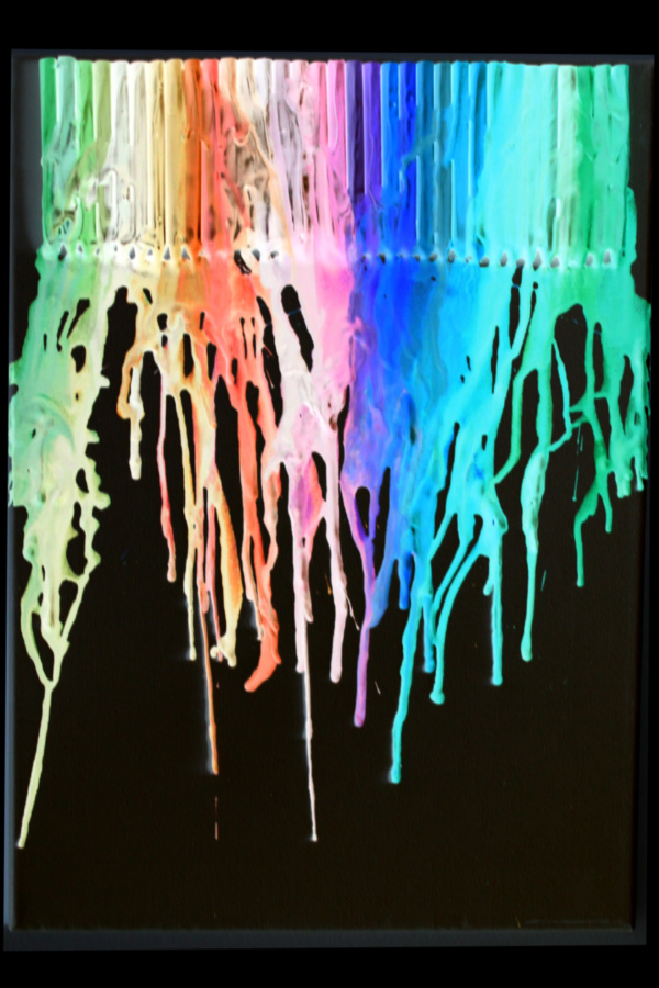 Make beautiful melted crayon art that glows in the dark!  If your kids love activities that glow then you have to try this! #meltedcrayonart #meltedcrayoncrafts #craftsforkids #crayonartmelted #crayoncrafts #meltedcrayoncanvas #canvaspainting #glowinthedark #growingajeweledrose