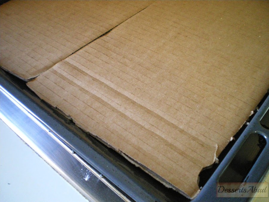 Cartón sobre bandeja de horno