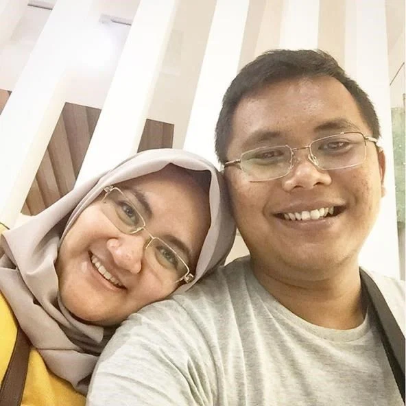 update photo mega utami berjilbab dan suami terbaru