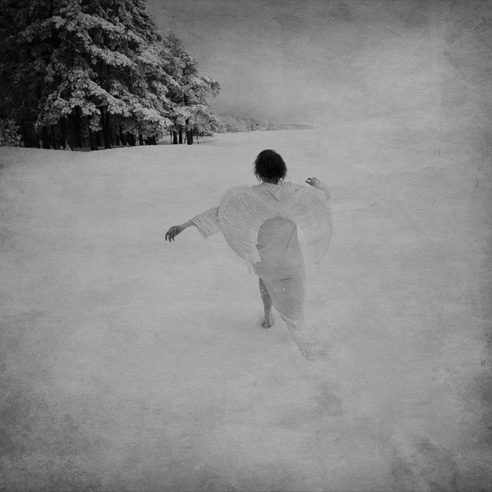 Ведь жизнь бежит что снег. Бежит по снегу. Бегу по полю снежному. Бегущая по полю снежному. Девочка бежит по снегу.
