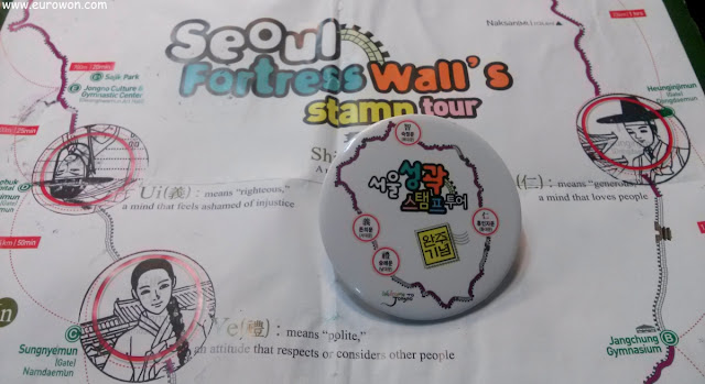 Mapa de la muralla de Seúl y chapa de regalo