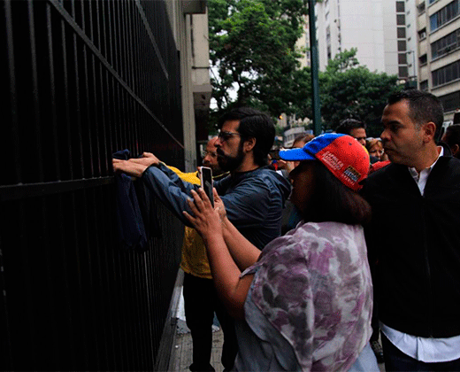 ¡MERECIDO! Diputados madrugaron en el Ministerio de Interior, Justicia y Paz para llevarle capuchas de verdugo a Reverol