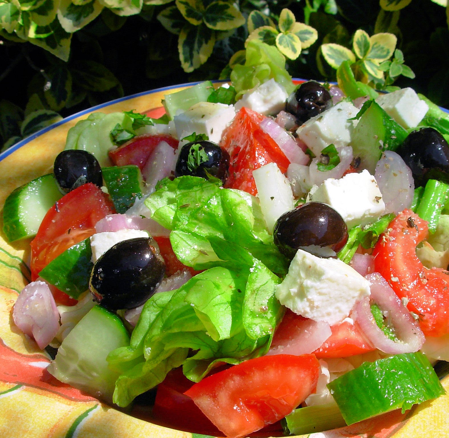 Настоящий греческий. Оливье греческий. Греческий салат. Салат по гречески. Украсить греческий салат.