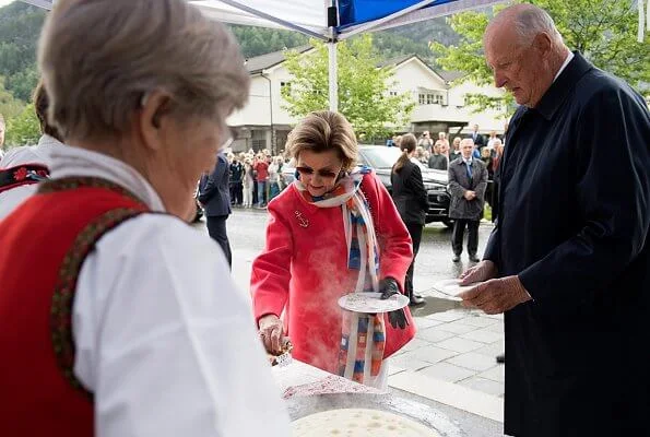 King Harald and Queen Sonja visited Jondal, Odda, Granvin, Ulvik and Askøy municipalities in Hordaland,with the Royal ship