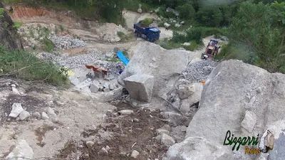 Bizzarri fazendo o que gosta, garimpando pedras na pedreira. Na foto procurando pedras brutas, um granito rosa sendo pedras brutas para muro de pedra, revestimento de pedra, caminho de pedra, escada de pedra, pedras para pilares sendo pedra tipo rachão.