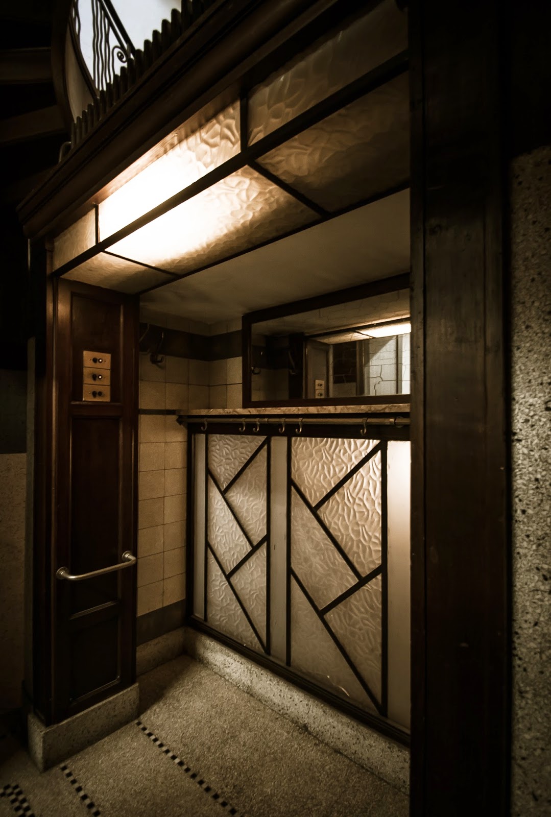 Urbex Contrasted Photos: De Koloniale