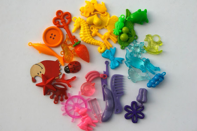 BIG TomToy Colorful I spy trinkets, Rainbow miniatures, Rainbow I spy bag filler, Colors I spy bottle, Color sorting activities, Color matching games