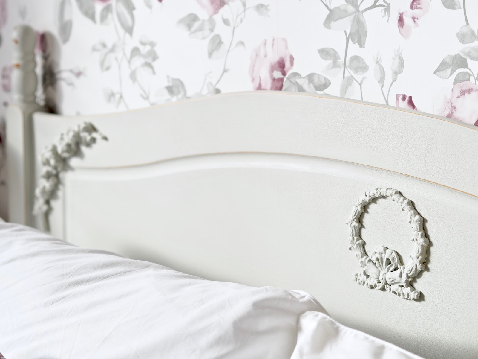 Video Chalk painted headboard using Rustoleum chalky finish furniture