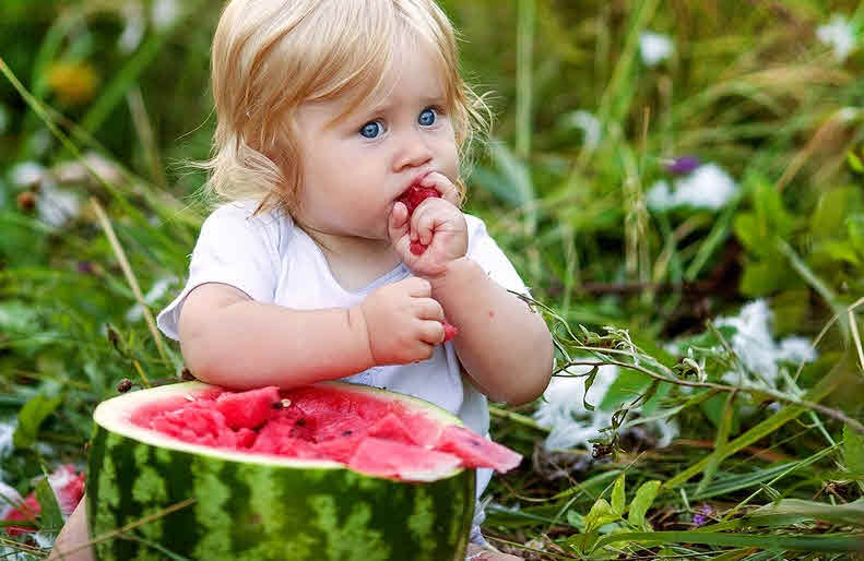 простуда у ребенка. фотосток бесплатно ребенок аллергия. фото 15 летних детей с вредной пищей. апельсин для детей. пищевая аллергия дети 4 лет.