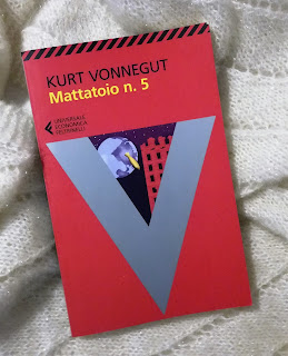 Mattatoio n.5 Kurt Vonnegut Recensione felice con un libro