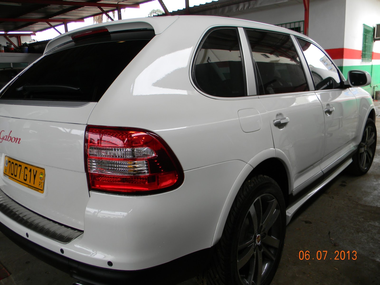 GARAGE FÉDÉRAL LIBREVILLE PEINTURE PORSCHE CAYENNE CHANGEMENT DE TEINTE DU NOIR AU BLANC