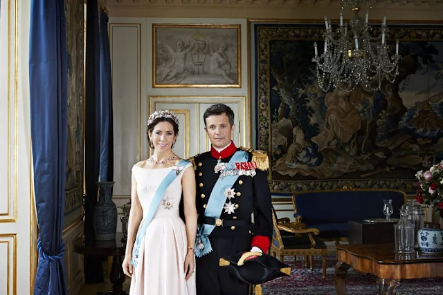 The Crown Prince Couple resides both in Frederik VIII’s Palace at Amalienborg and in the Chancellery House at Fredensborg Palace.