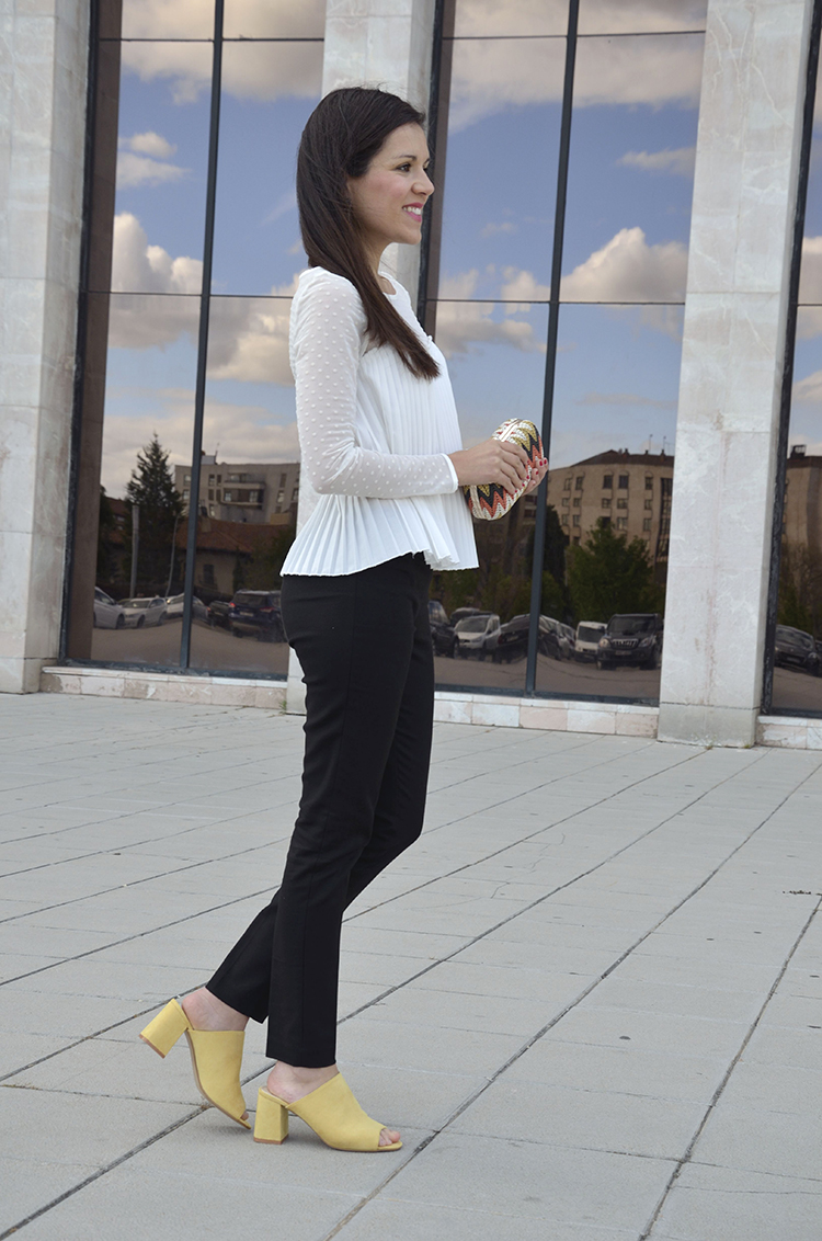 mules-tacon-blogger-trends-gallery-look-outfit-black-white-yellow-shoes