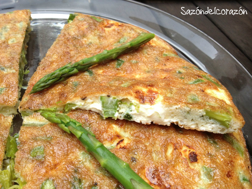 Sazón del corazón Tortilla de huevo con espárragos y queso de cabra
