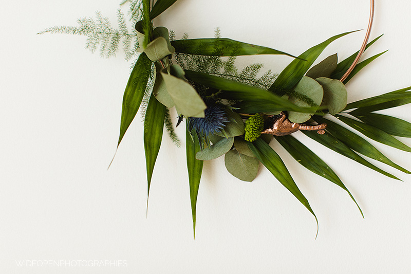 diy-corona-hojas-fiesta-dinosaurios