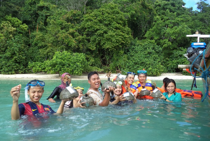 Harga Tiket Masuk Pantai Teluk Biru Banyuwangi Yang Keren ...