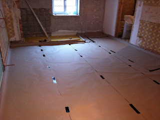 Wohnungsrenovierung: Türstock fixiert und mit dem Verlegen der