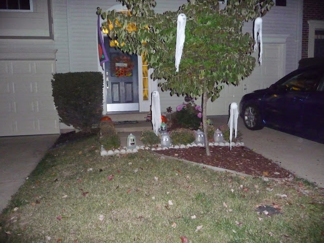 simple and easy ghost for outside Halloween decorations,
