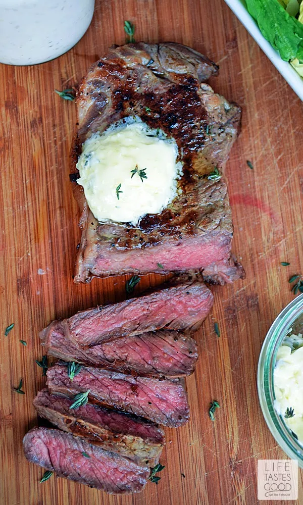 Pan-Seared Steak with Garlic Butter | by Life Tastes Good is a tasty low-carb, protein-rich dinner that's on the table in under 30 minutes! This steak melts in your mouth with the tastes of sweet garlic butter and savory caramelized beef to coat your palate deliciously. #SundaySupper