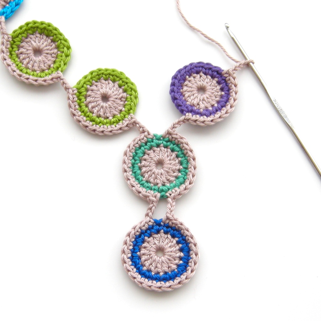 free-crochet-pattern-peacock-eye-necklace-thecuriocraftsroom