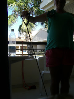 Gummiband%2Bp%25C3%25A5%2Bbalkongen%2Boch%2Bi%2Bhotellrummet%2B-%2BMallorca%2B%25283%2529 - Träning med gummiband och egen kroppsvikt