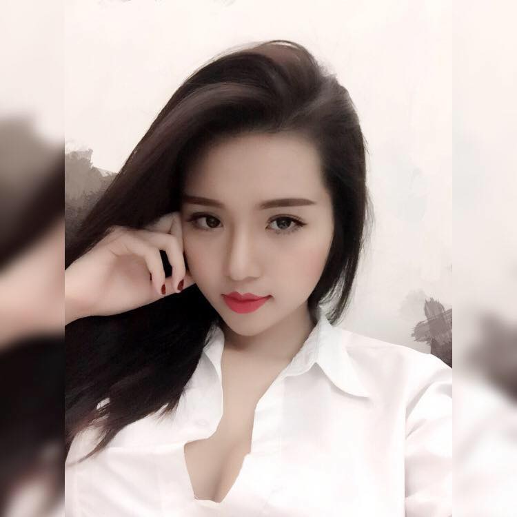 Girl xinh khoe ngực căng tròn