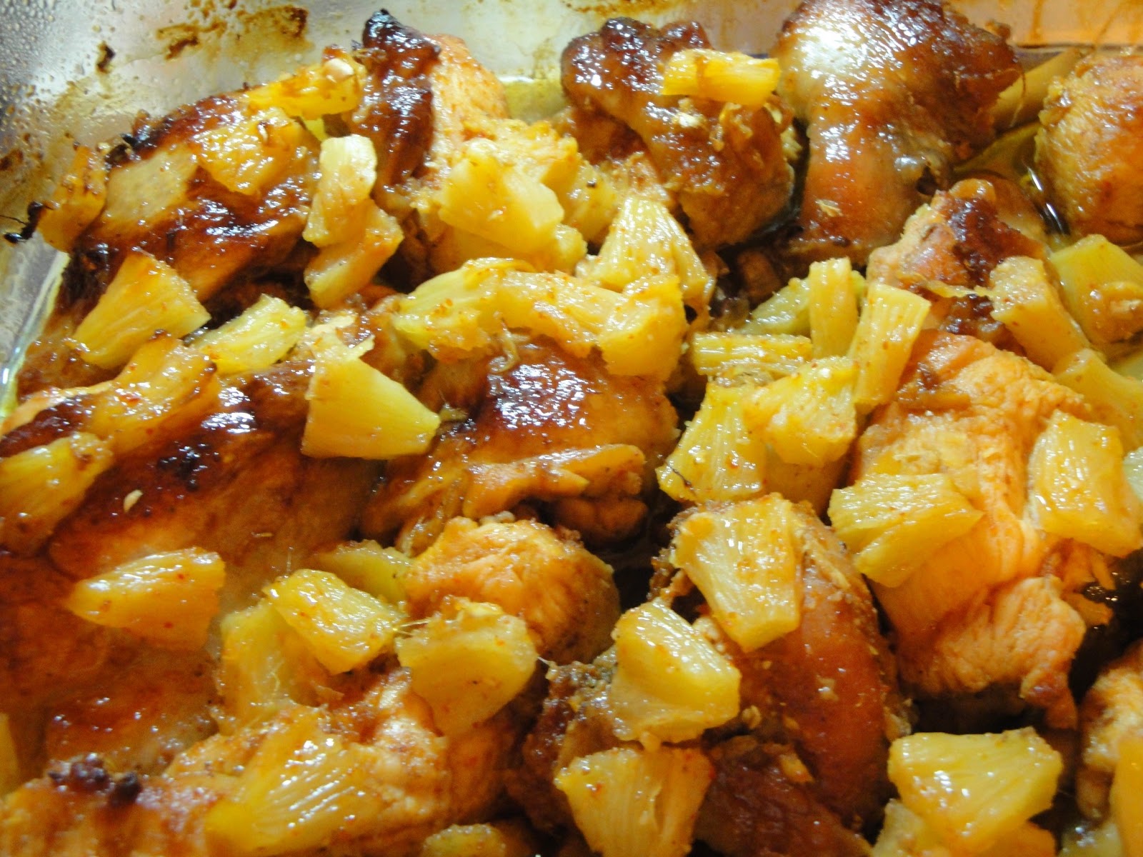 Курица с ананасами в духовке под сыром. Курица под ананасами. Курица маринованная с ананасами. Ананасовый салат с курицей. Куриный салат с ананасами.