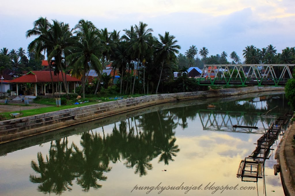Sungai Batang Agam dari sisi lain jembatan