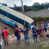 Ônibus cai em ribanceira no interior da Bahia